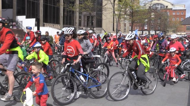 Hundreds of Cyclists ride through the City | Sheffield Live!